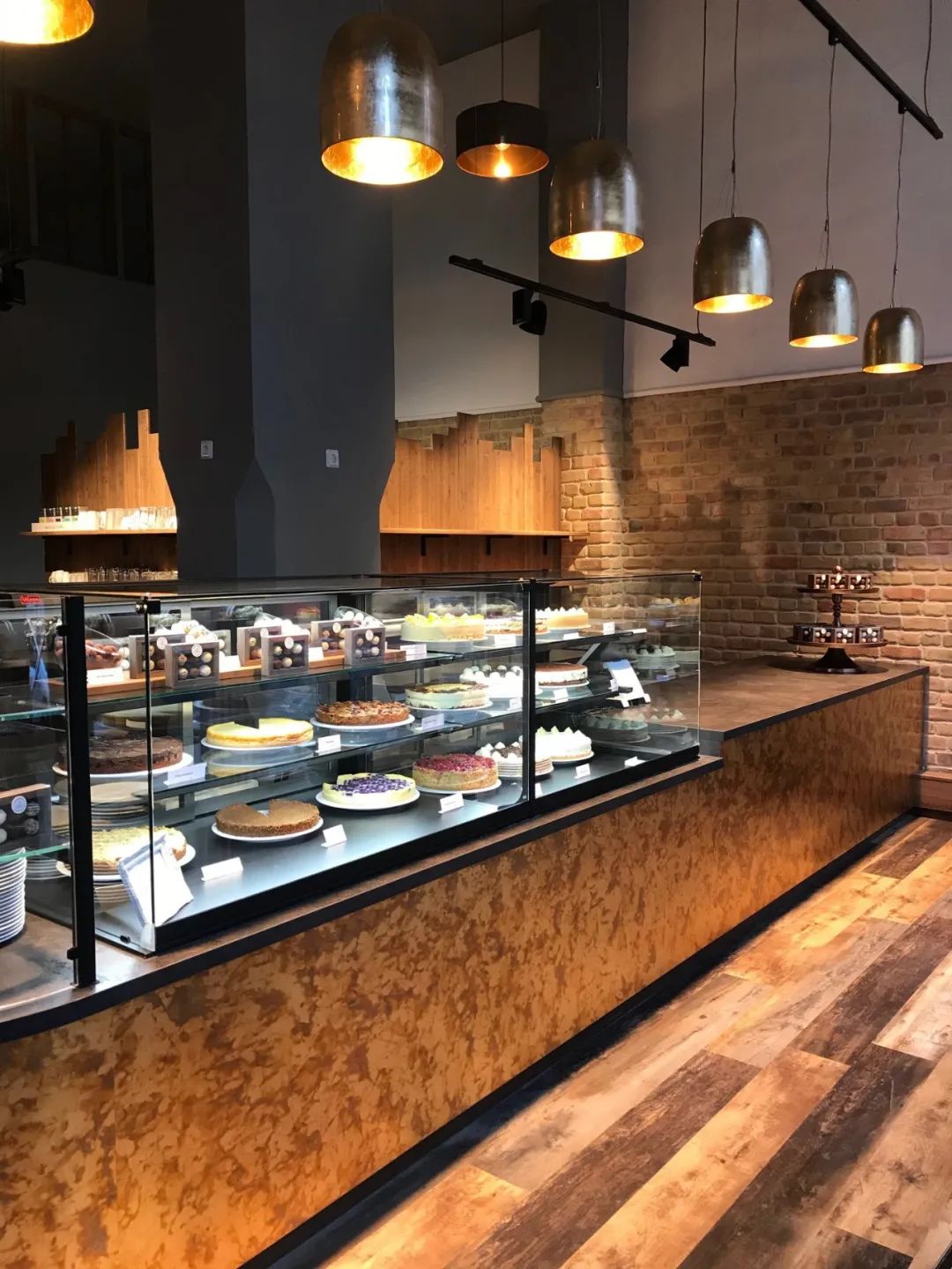 视觉与味蕾的共舞 | 复古金属风点亮都市品「味」空间