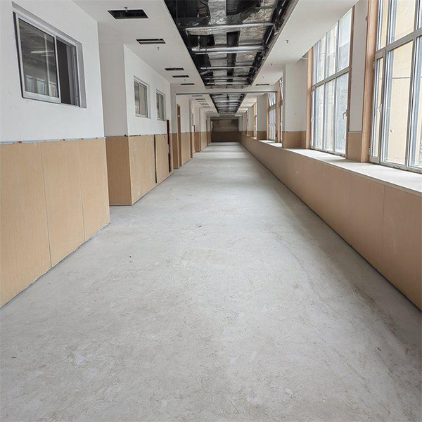 学?；で桨?教室走廊墙裙板